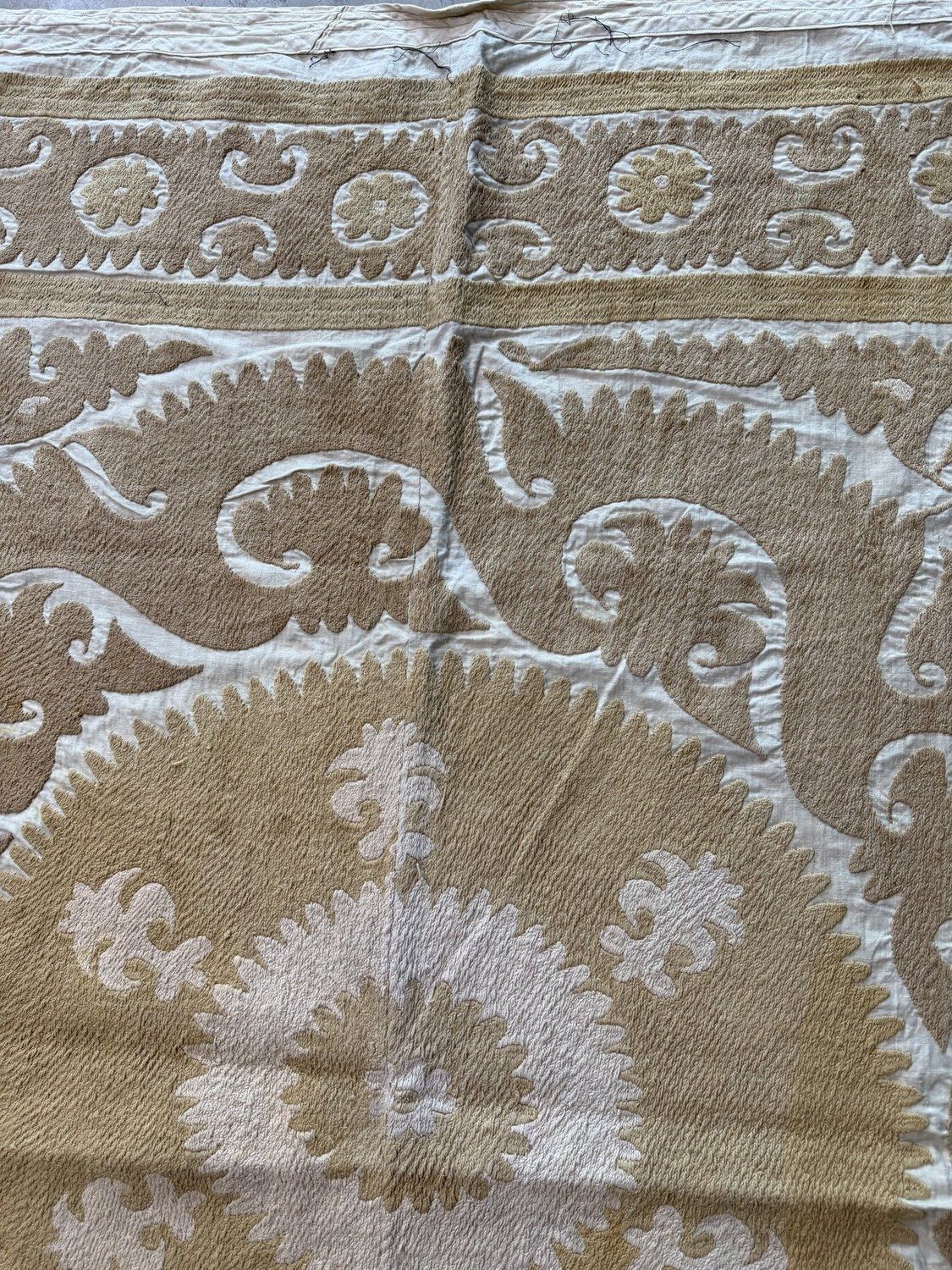 Handgemaakte witte beige Oezbeekse suzani wandtapijt 145 x 156 cm photo 320.0