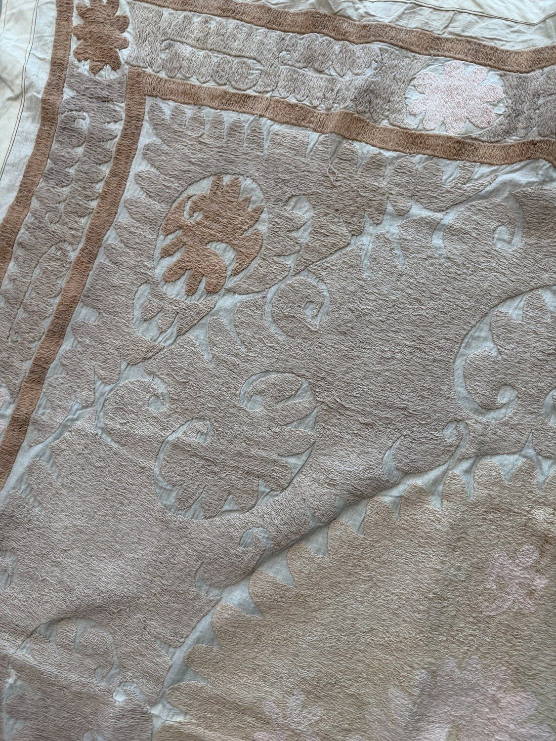 Met de hand geborduurd wit-beige Samarkand Suzani tapijt 146 x 160 cm photo vinterior