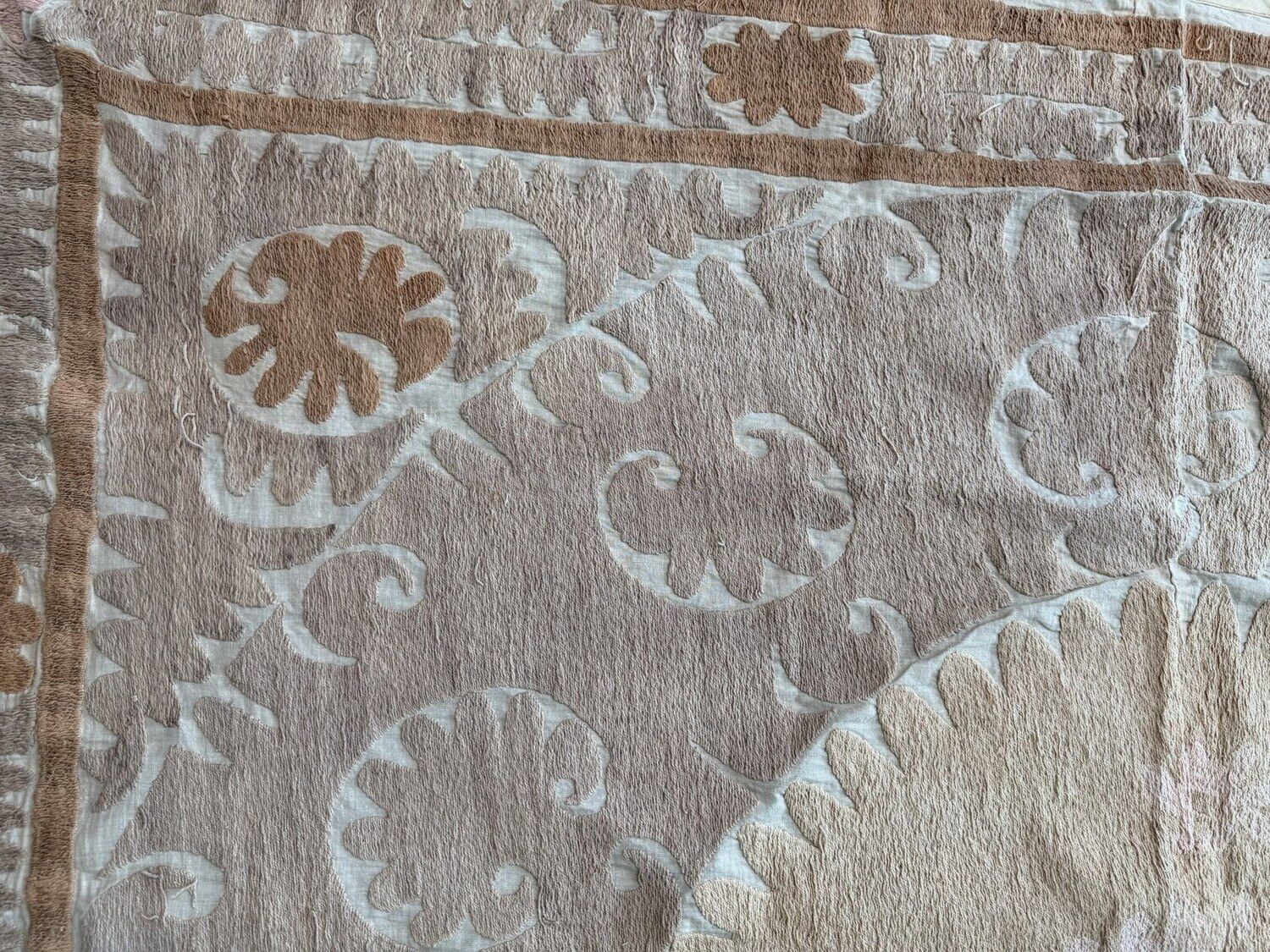 Met de hand geborduurd wit-beige Samarkand Suzani tapijt 146 x 160 cm photo buy