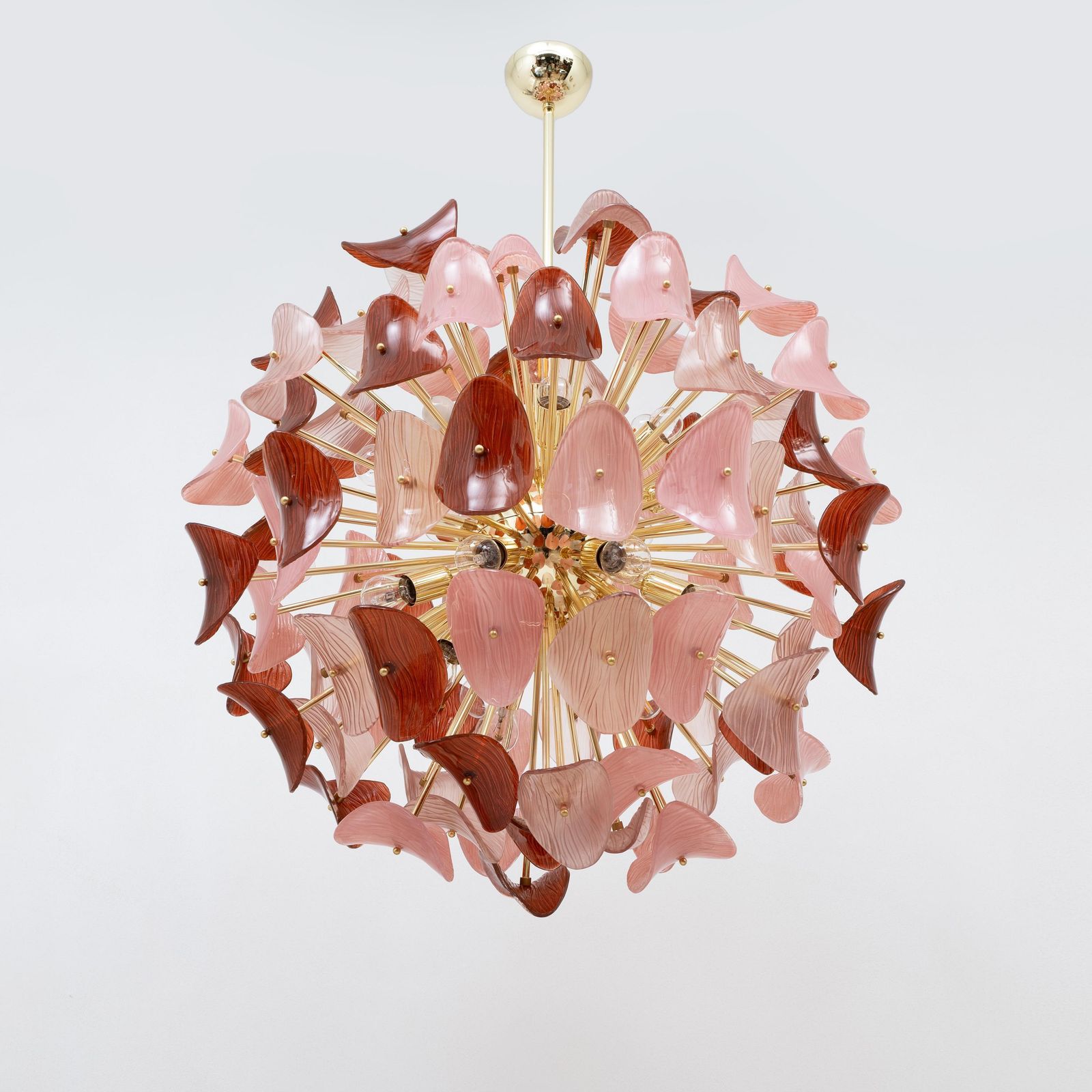 Italiaanse Sputnik-hanglamp in roze en robijnrood Murano-glas met messing photo Verlichting