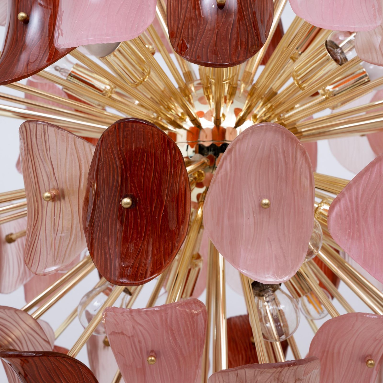 Italiaanse Sputnik-hanglamp in roze en robijnrood Murano-glas met messing photo vintage
