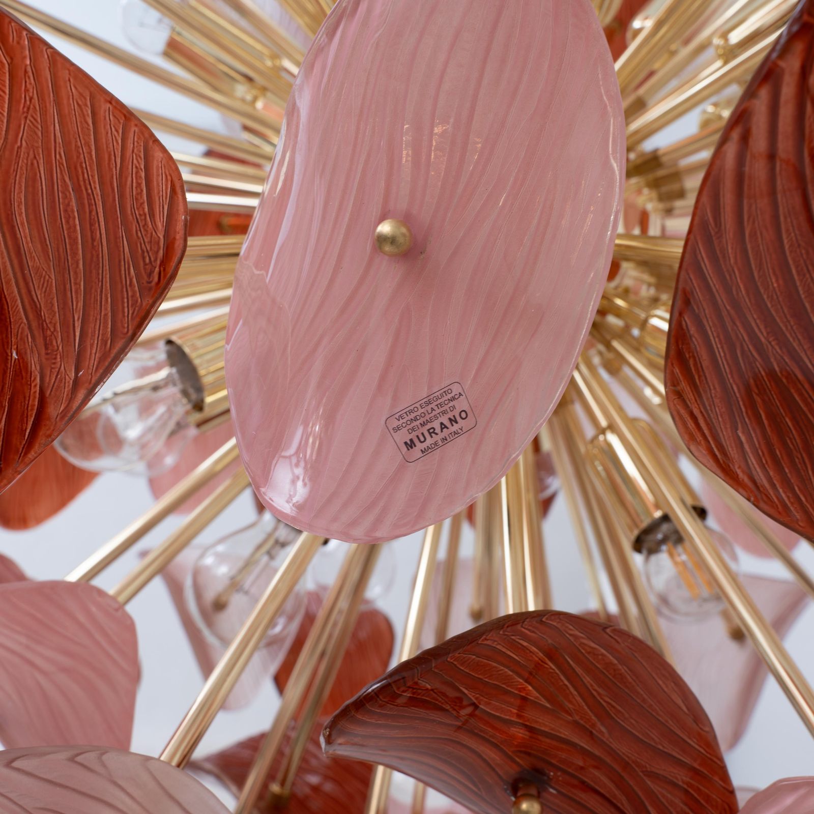 photo furniture Italiaanse Sputnik-hanglamp in roze en robijnrood Murano-glas met messing