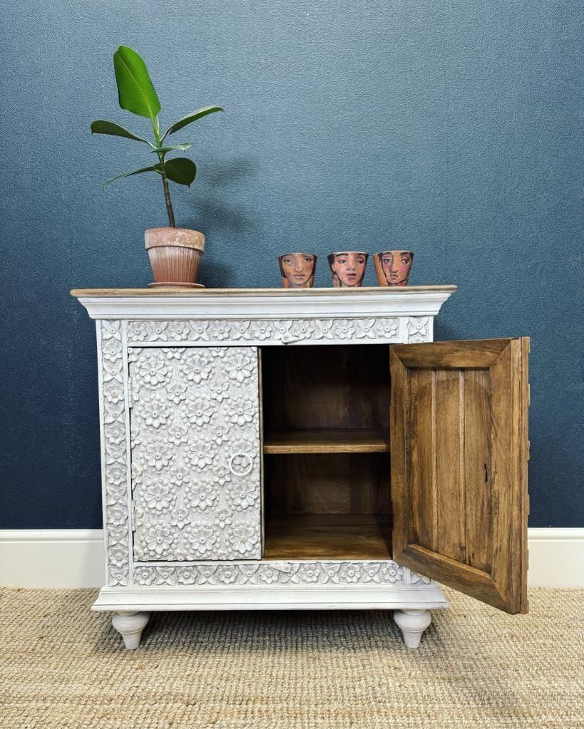 Dressoir met 2 deuren en fijn uitgesneden bloembladdecor photo furniture