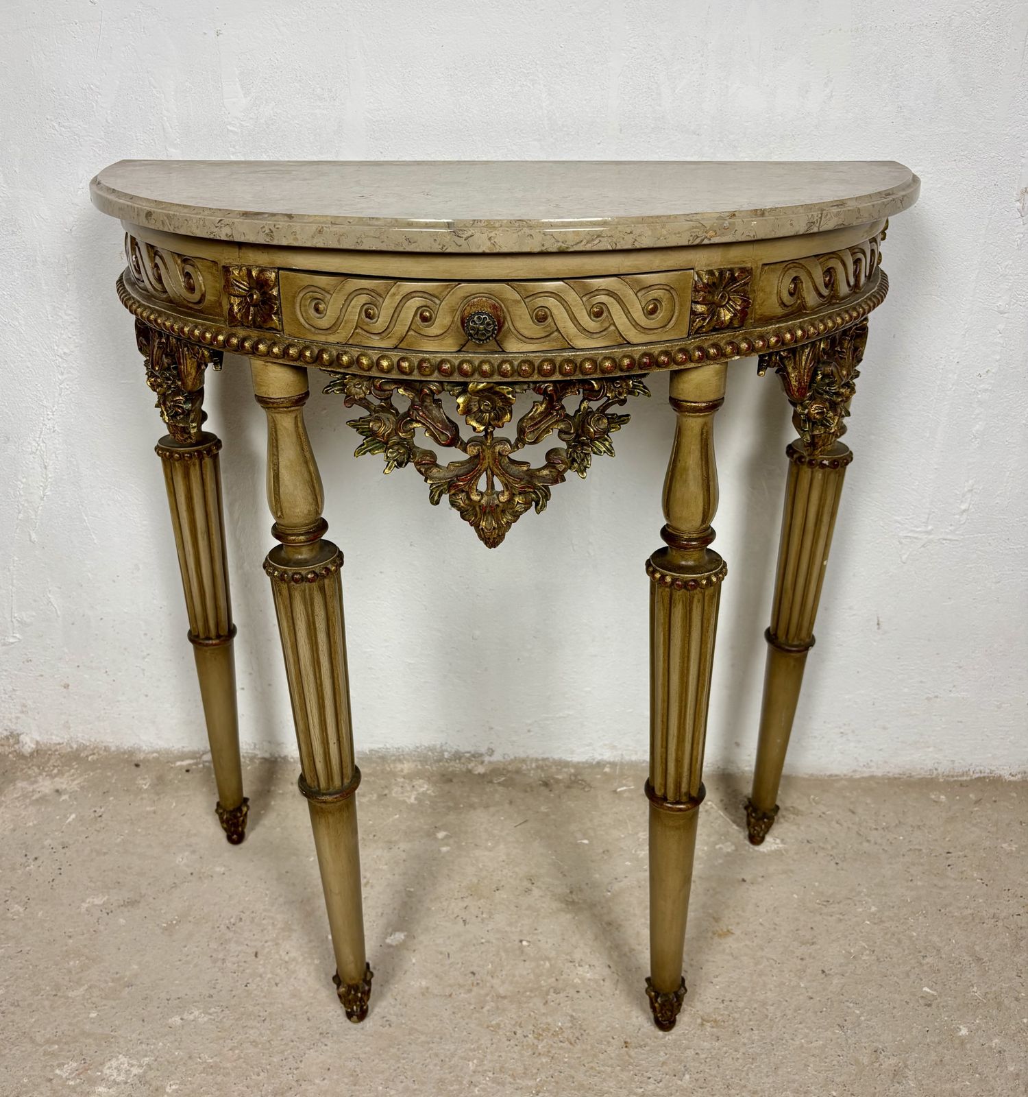 Italiaanse neoklassieke console met polychroom beschilderd houtsnijwerk en marmeren blad, midden 20e eeuw photo furniture