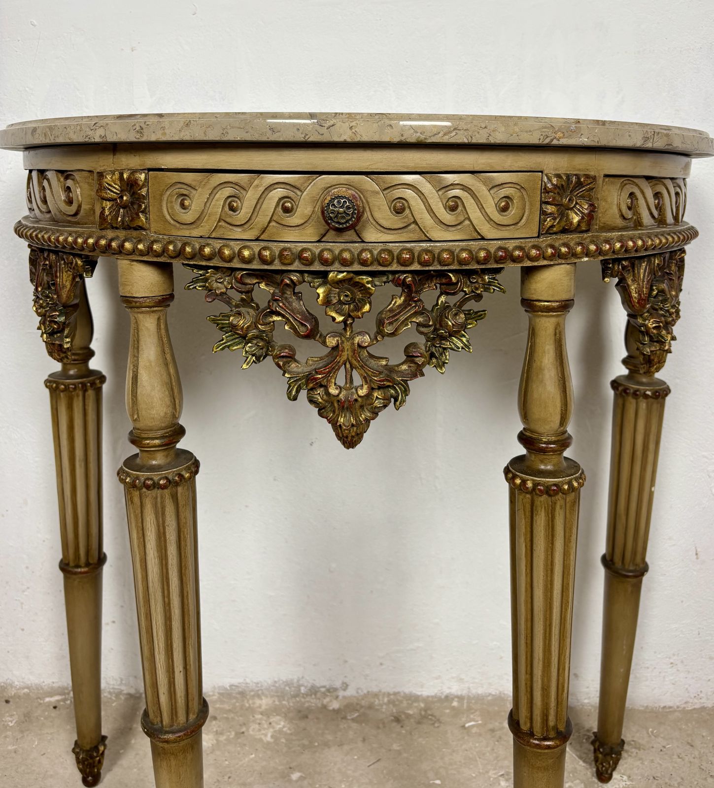Italiaanse neoklassieke console met polychroom beschilderd houtsnijwerk en marmeren blad, midden 20e eeuw photo vintage