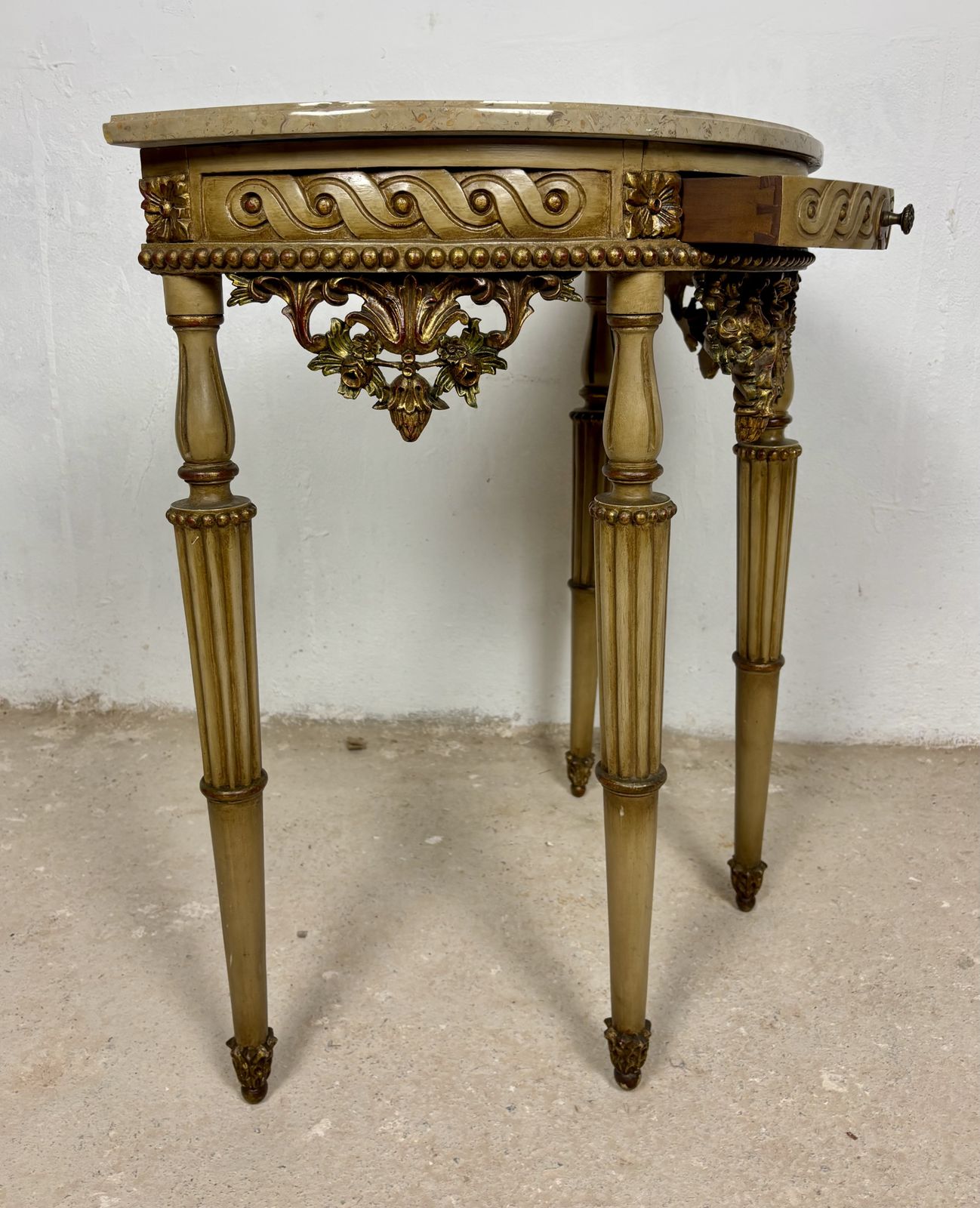photo vinterior Italiaanse neoklassieke console met polychroom beschilderd houtsnijwerk en marmeren blad, midden 20e eeuw