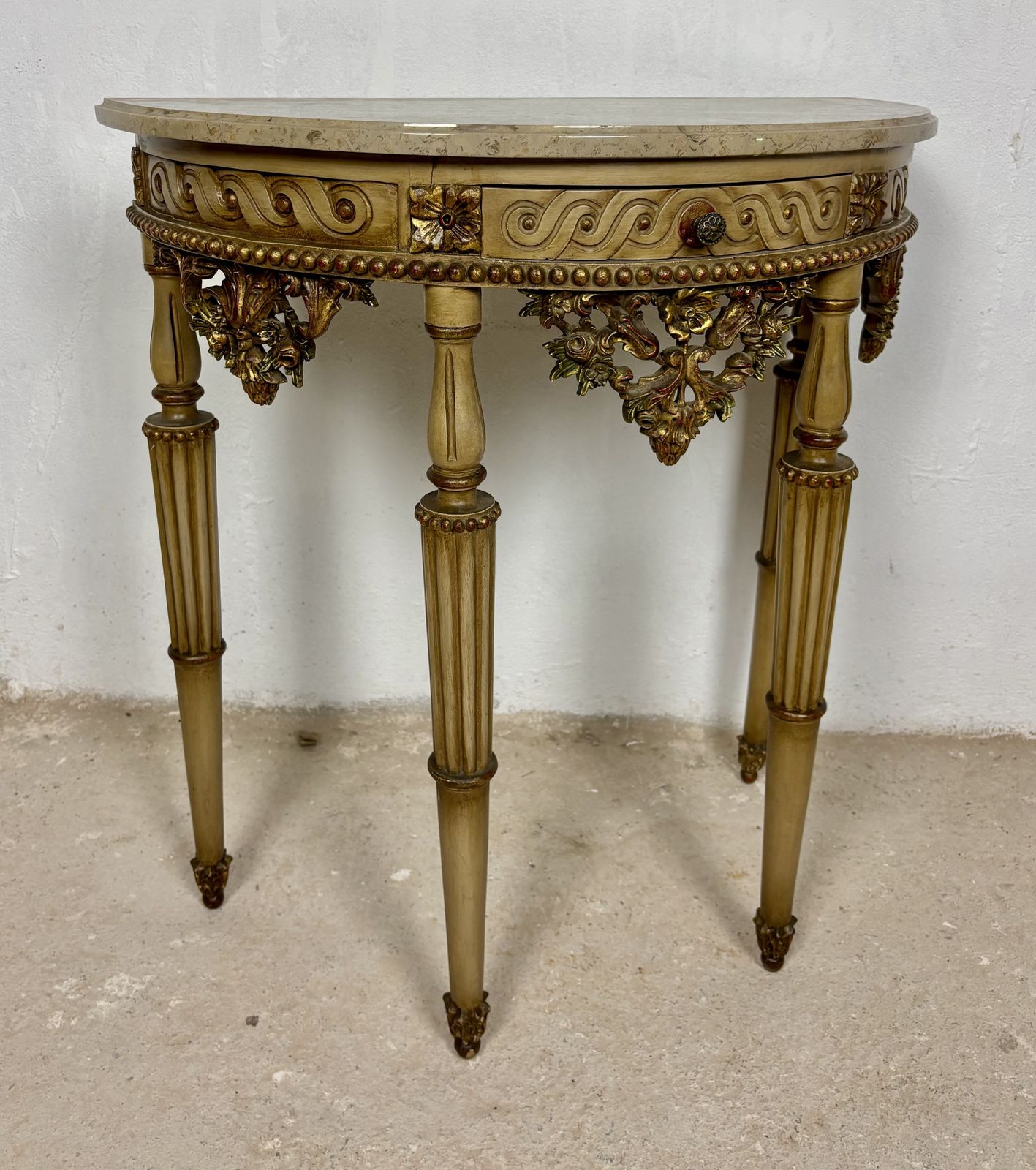 photo vintage Italiaanse neoklassieke console met polychroom beschilderd houtsnijwerk en marmeren blad, midden 20e eeuw