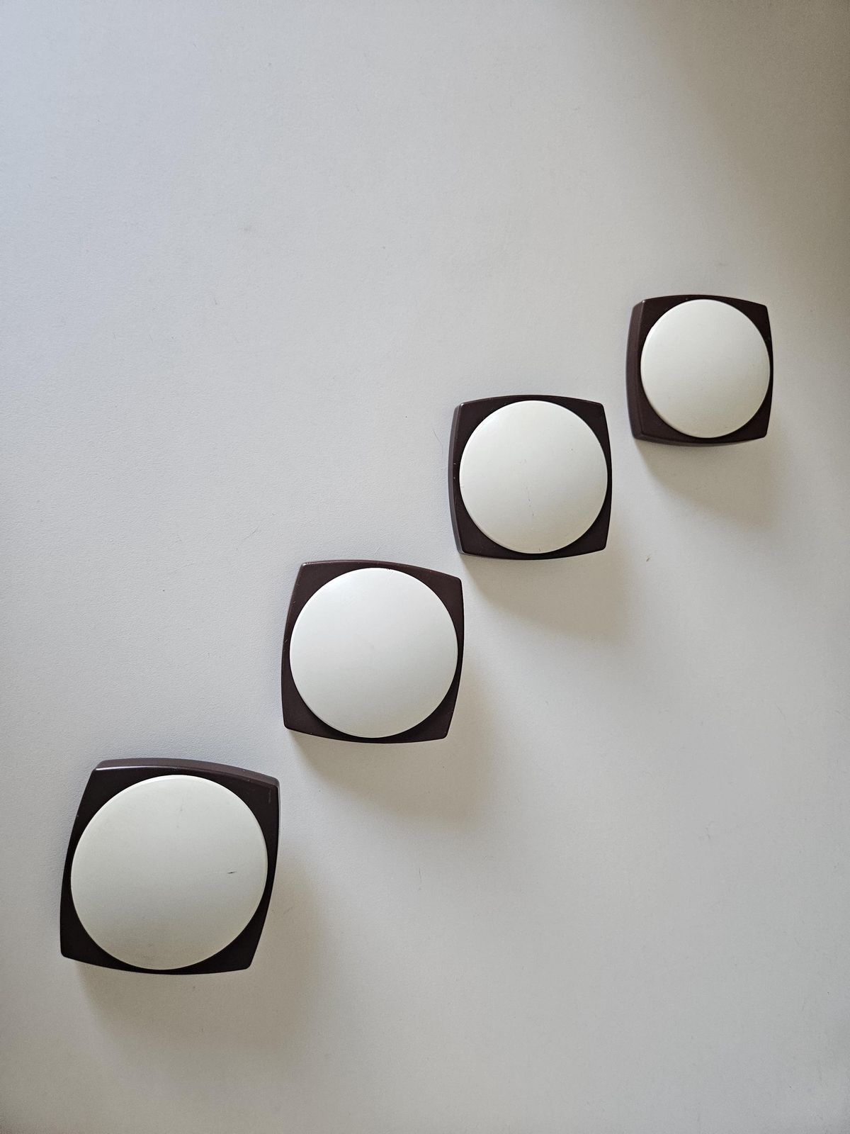 Set van 4 vintage plastic knopen – bruine vierkante en witte ronde mid-century ladegrepen photo furniture