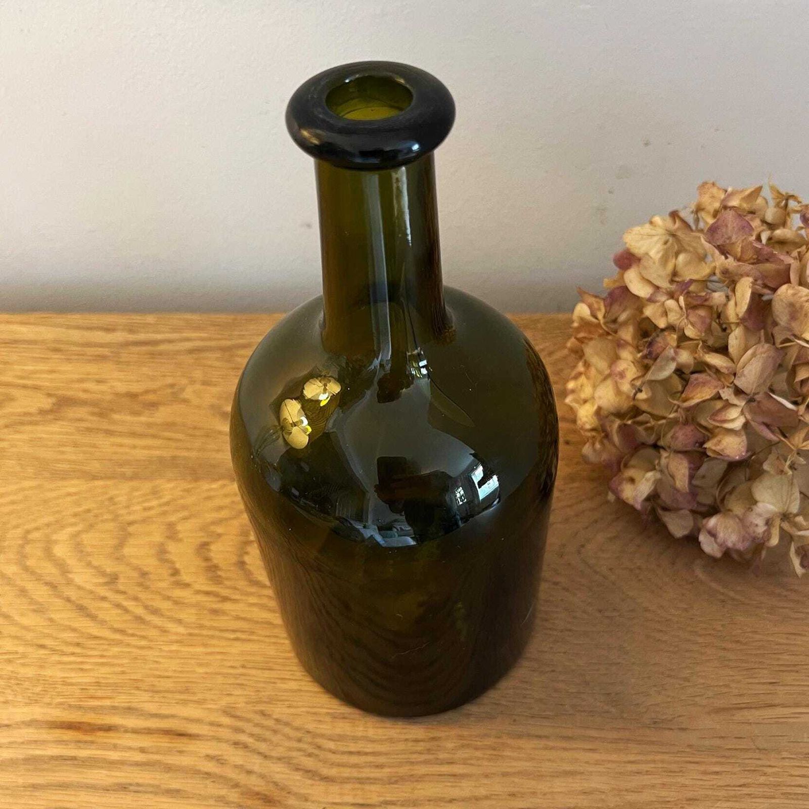 Antieke groene glazen mallet wijnfles photo furniture