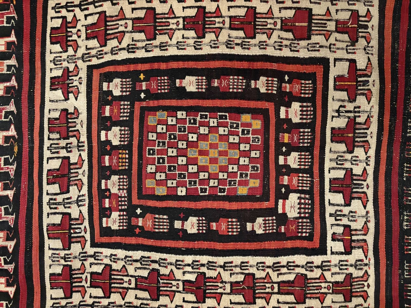 Rechthoekig folkloristisch tapijt uit Noord-Afrika met een dominante rode kleur, jaren 1970. photo Textiel