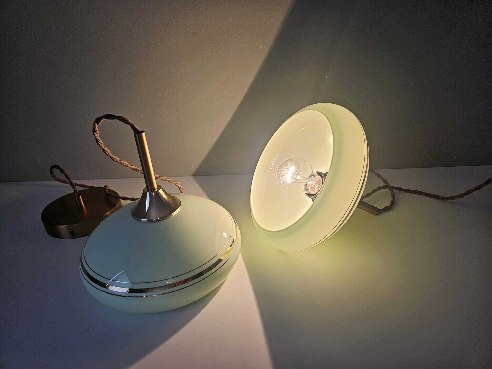 photo buy Een paar vintage mintgroene glazen hanglampen, mid-century messing accenten, set van 2
