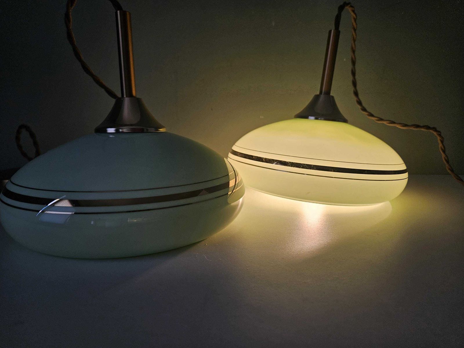 photo vintage Een paar vintage mintgroene glazen hanglampen, mid-century messing accenten, set van 2