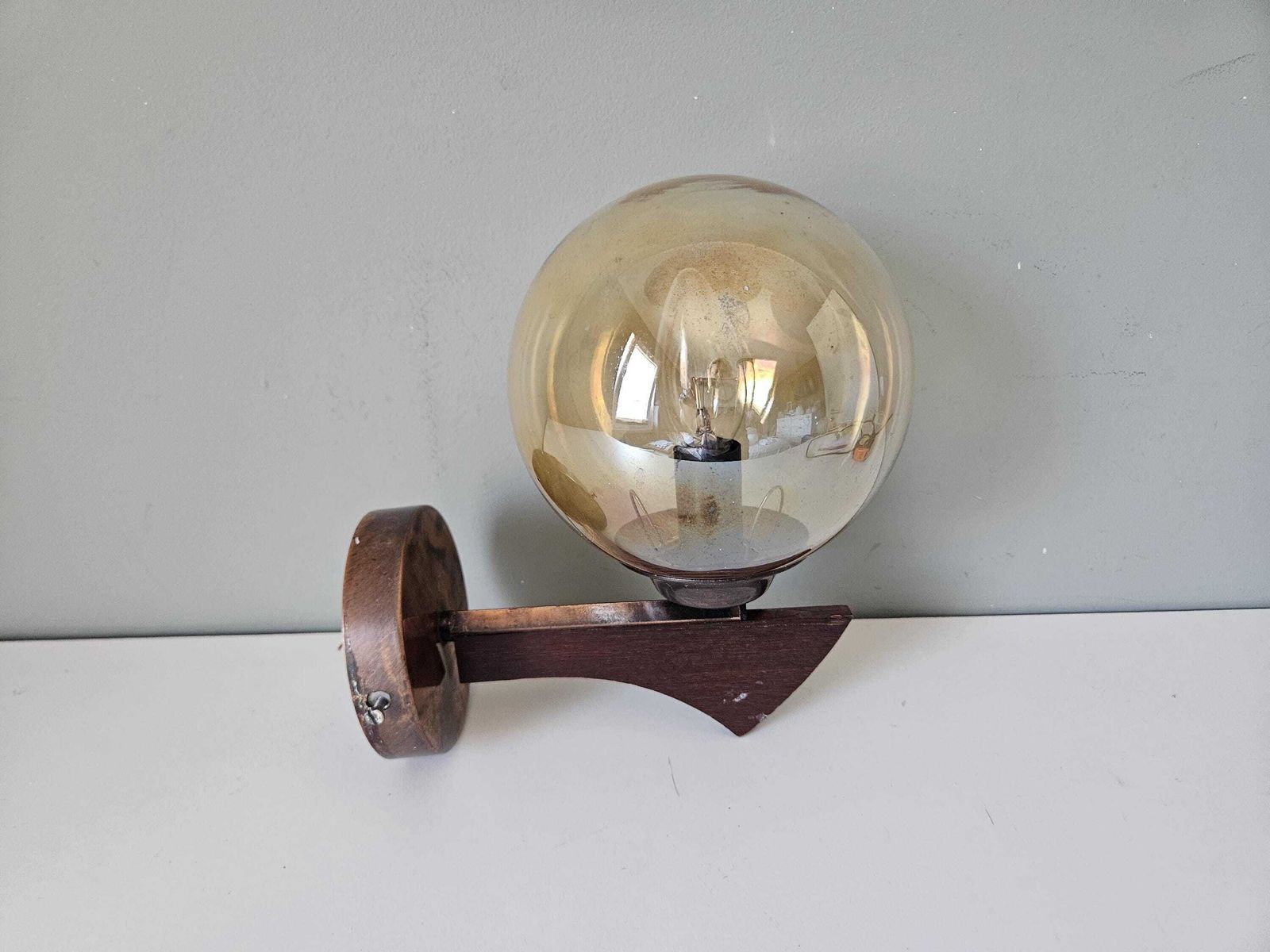 Vintage wandlamp van koper en hout met amberkleurige glazen bol – Mid-Century Modern photo Verlichting