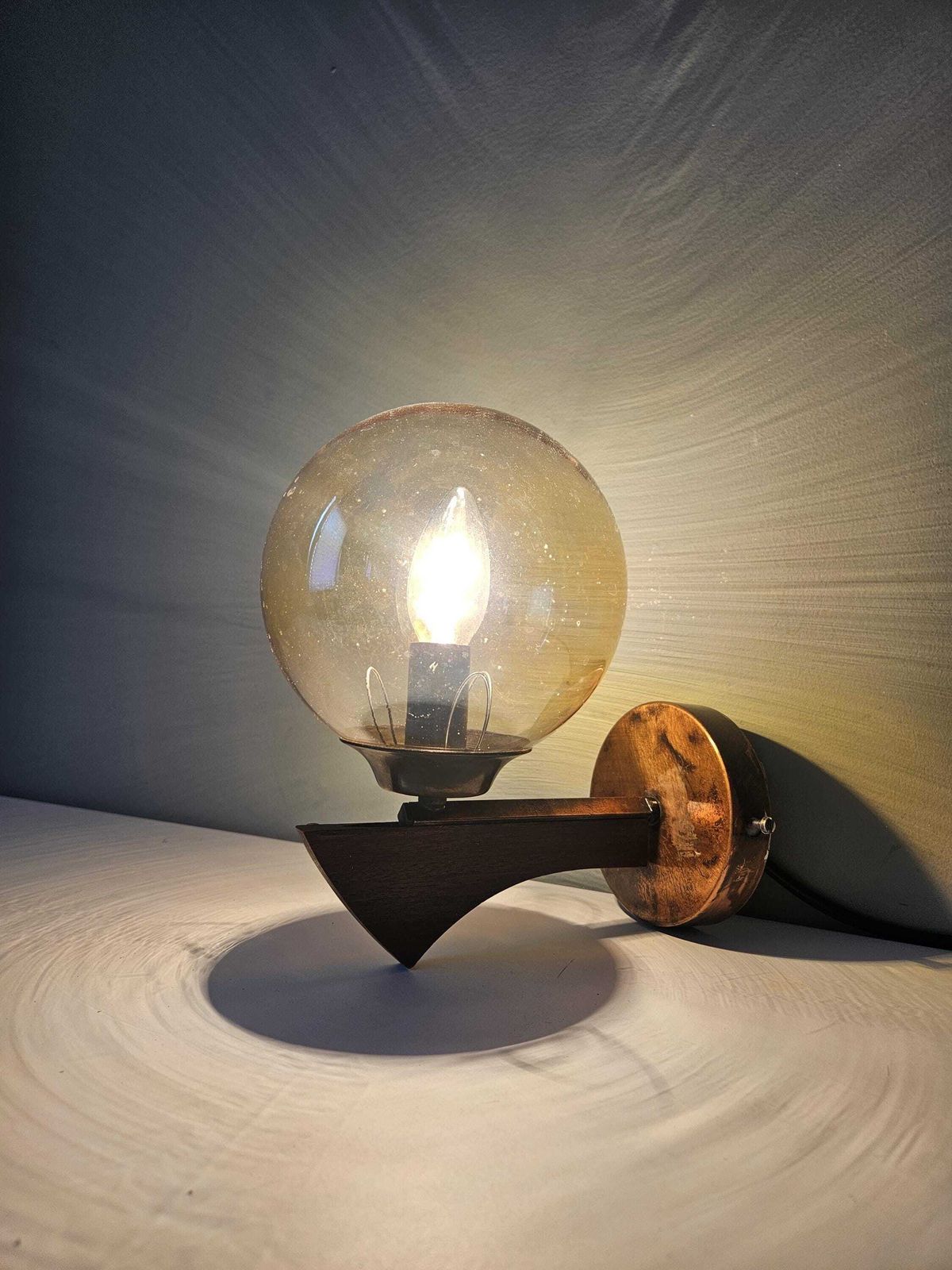 photo for sale Vintage wandlamp van koper en hout met amberkleurige glazen bol – Mid-Century Modern