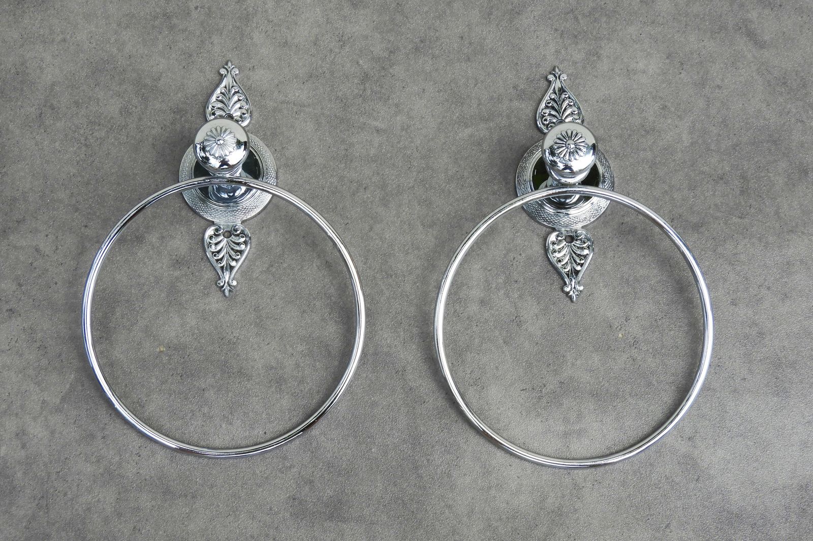 164.0 Patère de coiffeuse de style néoclassique français en chrome, vers 1970 - 3 pièces disponibles photo