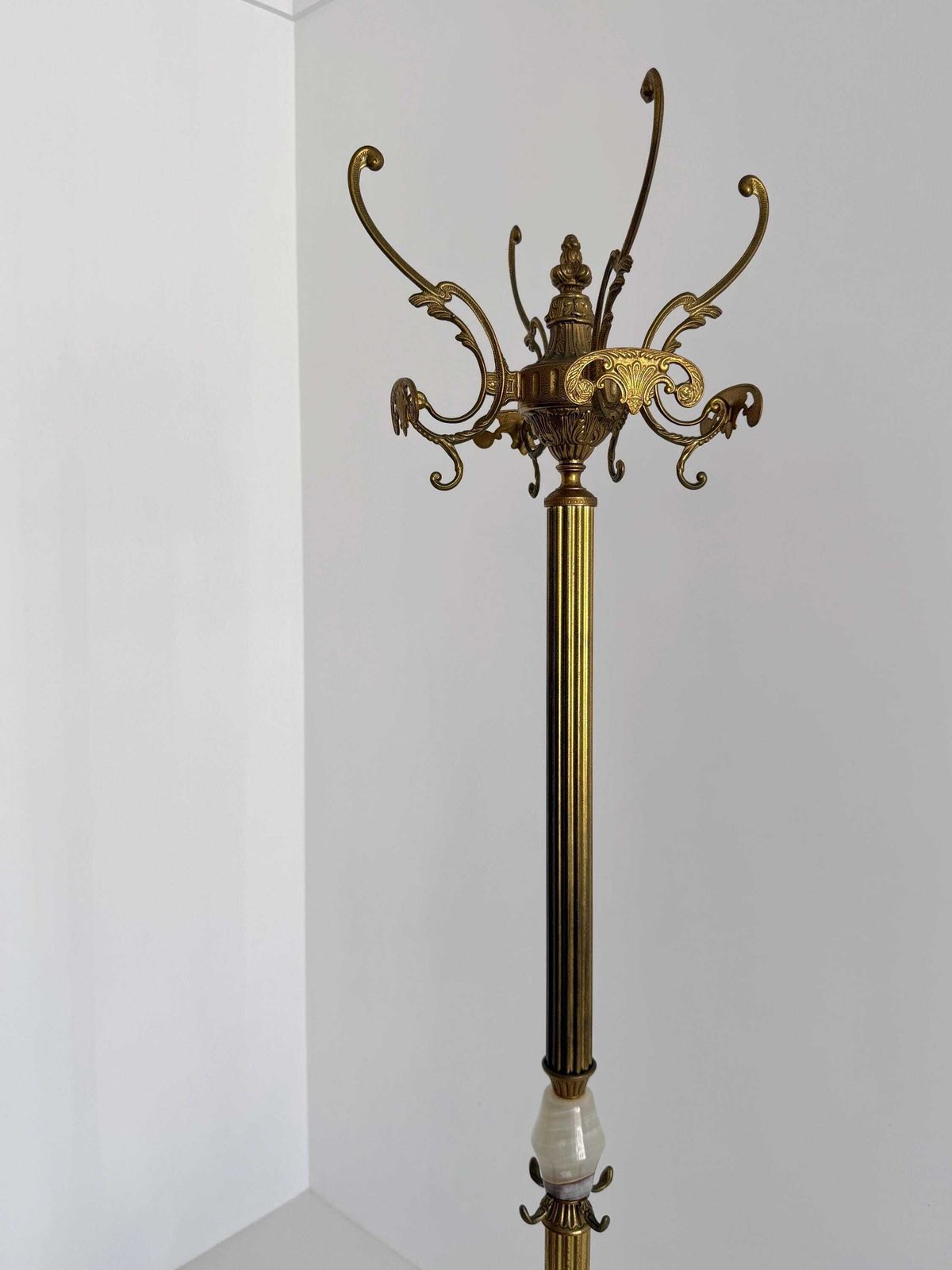 Italiaanse messing kapstok met onyx marmeren middenstuk, draaiende kroon en decoratieve halsboom photo for sale