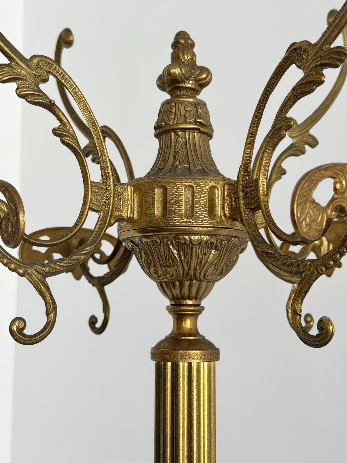 Italiaanse messing kapstok met onyx marmeren middenstuk, draaiende kroon en decoratieve halsboom photo buy