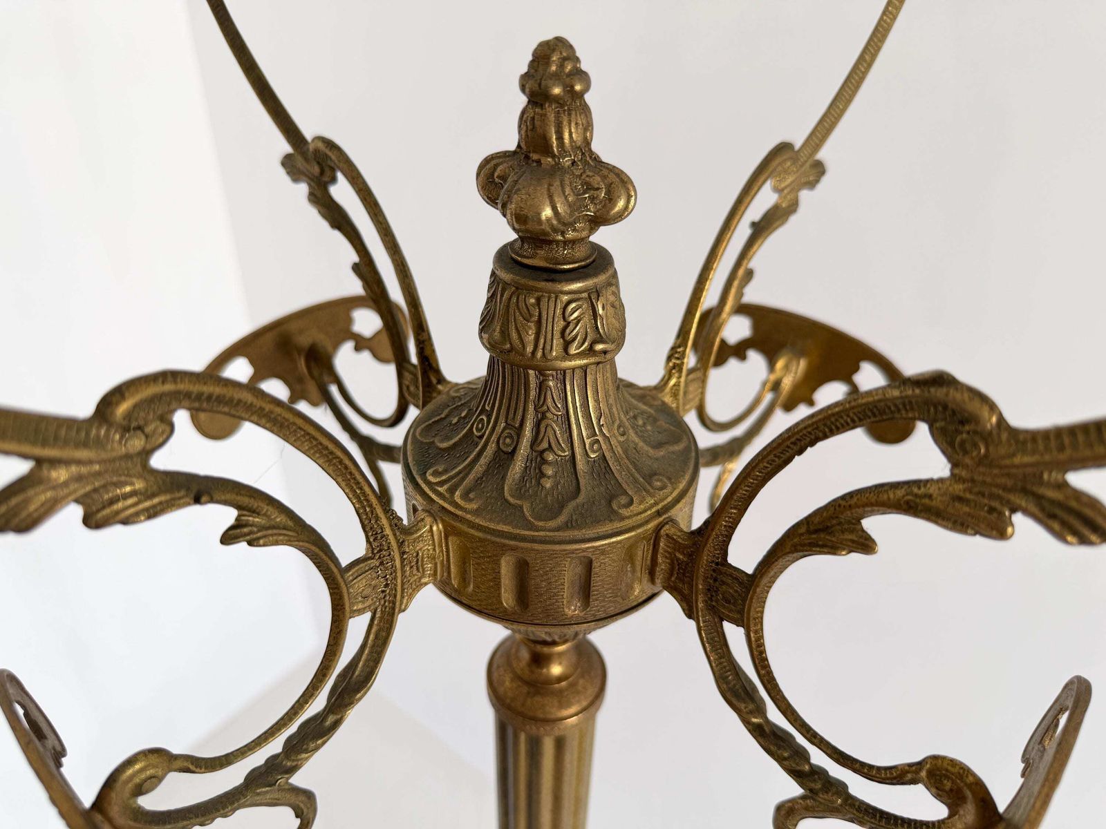 photo for sale Italiaanse messing kapstok met onyx marmeren middenstuk, draaiende kroon en decoratieve halsboom