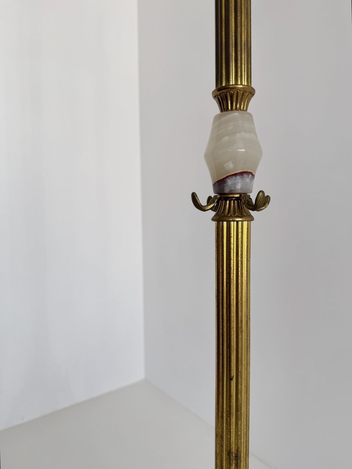 Meubels Italiaanse messing kapstok met onyx marmeren middenstuk, draaiende kroon en decoratieve halsboom photo