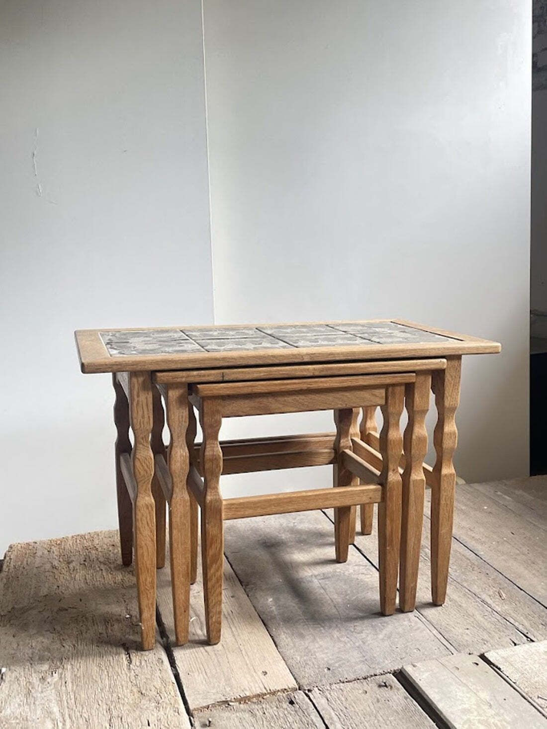 Henning Kjærnulf Set van drie eiken bijzettafels voor EG Kvalitetsmøbel, Denemarken, jaren 1960 photo furniture