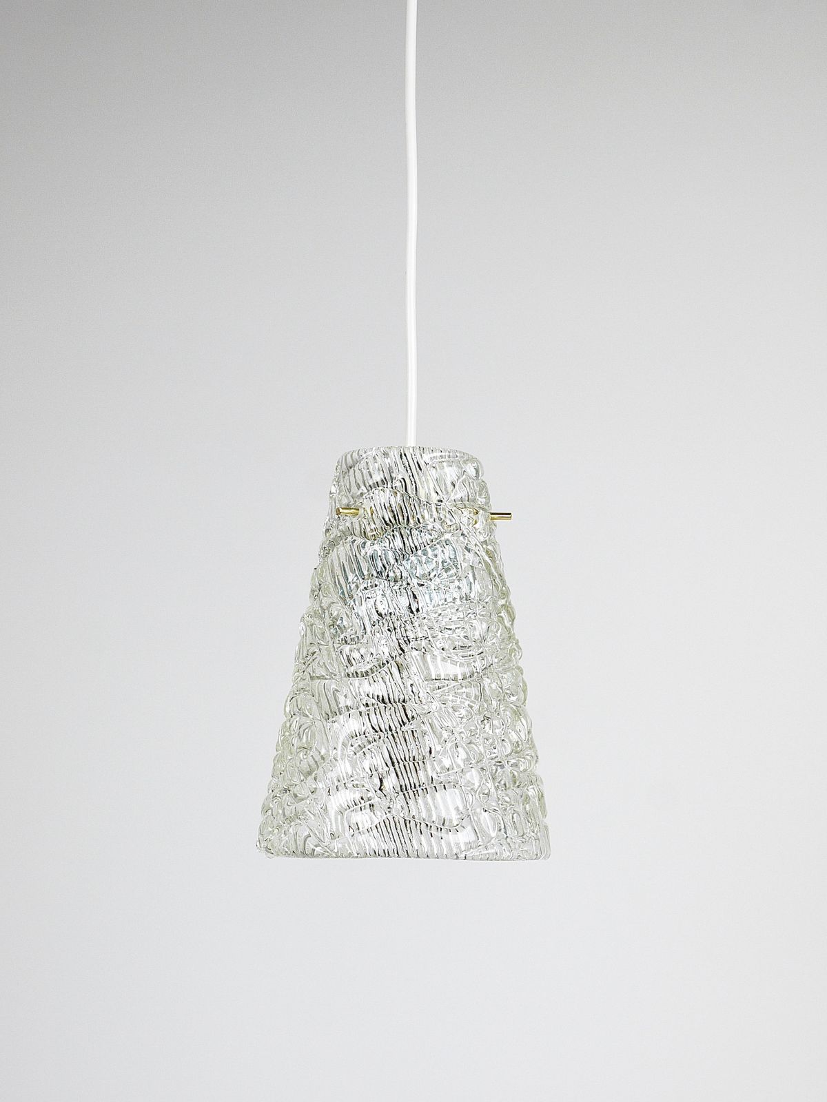 J.T. Kalmar Mid-Century Textured Glass & Brass Hanglamp, Oostenrijk, jaren 1950 photo for sale
