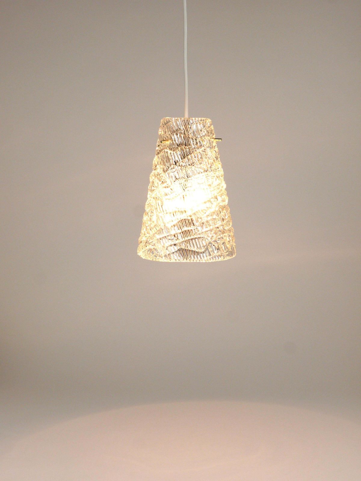 J.T. Kalmar Mid-Century Textured Glass & Brass Hanglamp, Oostenrijk, jaren 1950 photo Verlichting