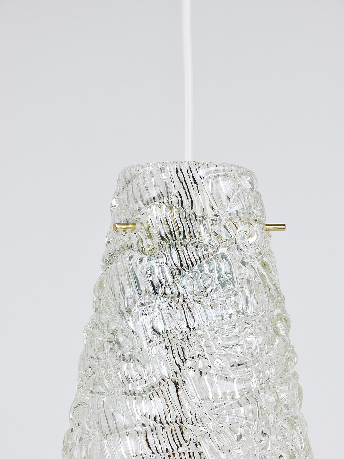 photo for sale J.T. Kalmar Mid-Century Textured Glass & Brass Hanglamp, Oostenrijk, jaren 1950
