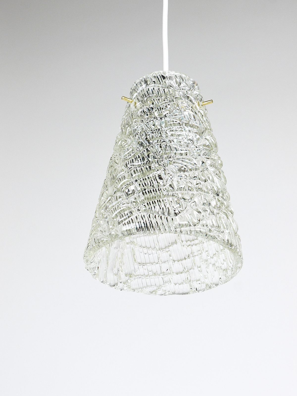 607.0 J.T. Kalmar Mid-Century Textured Glass & Brass Hanglamp, Oostenrijk, jaren 1950 photo