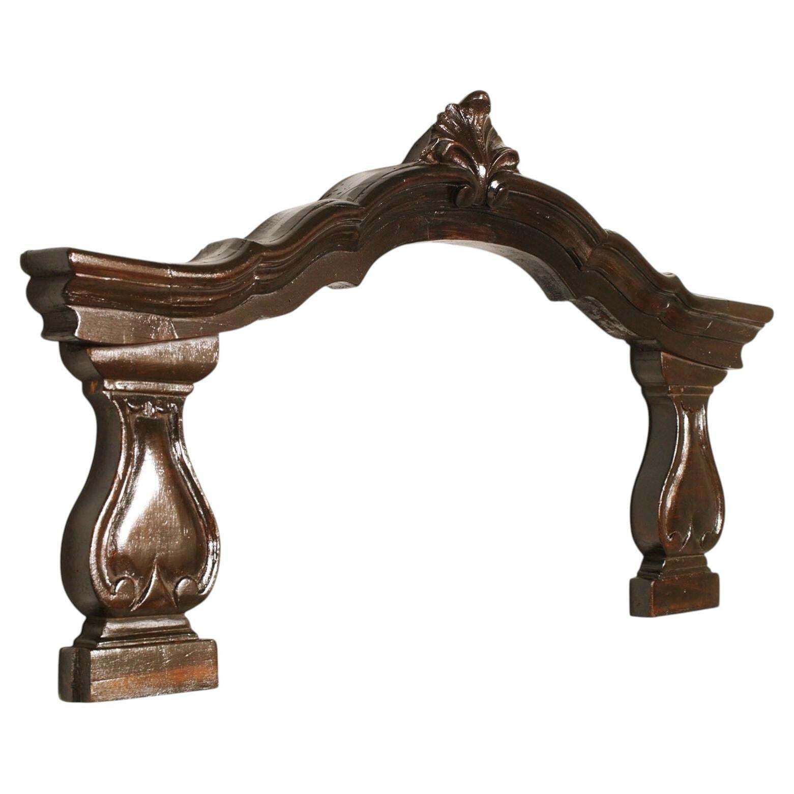Fronton d'époque en noyer sculpté, élément architectural ou de dessus-de-porte, Italie, XVIIIe siècle