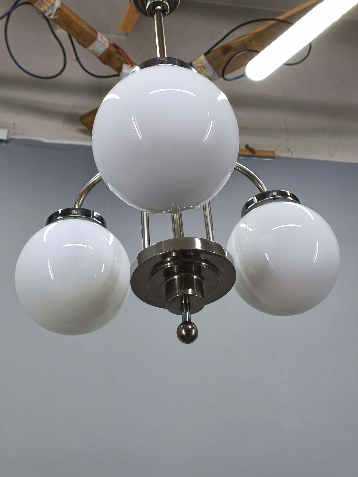 Lustre Art déco tchèque des années 1930 avec trois globes en verre opalin photo Luminaires