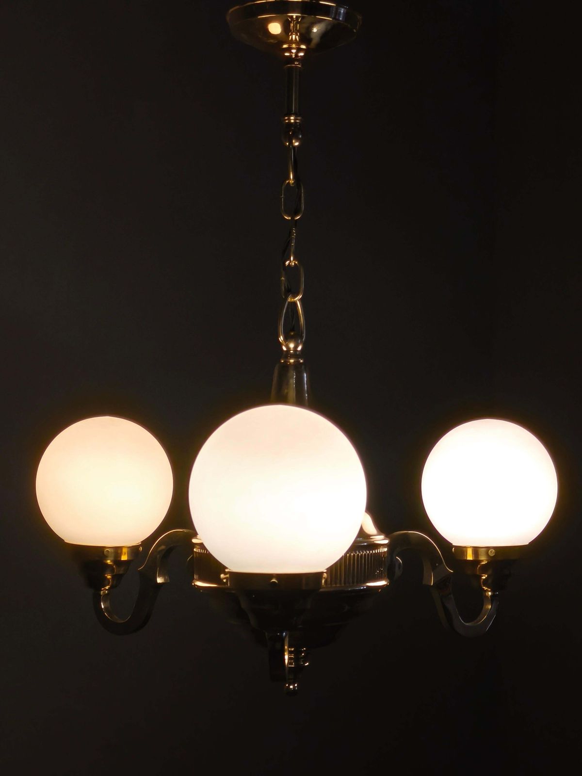 Verlichting Tsjechische neo-barokke messing kroonluchter met opaalglobe kappen, jaren 1930 photo
