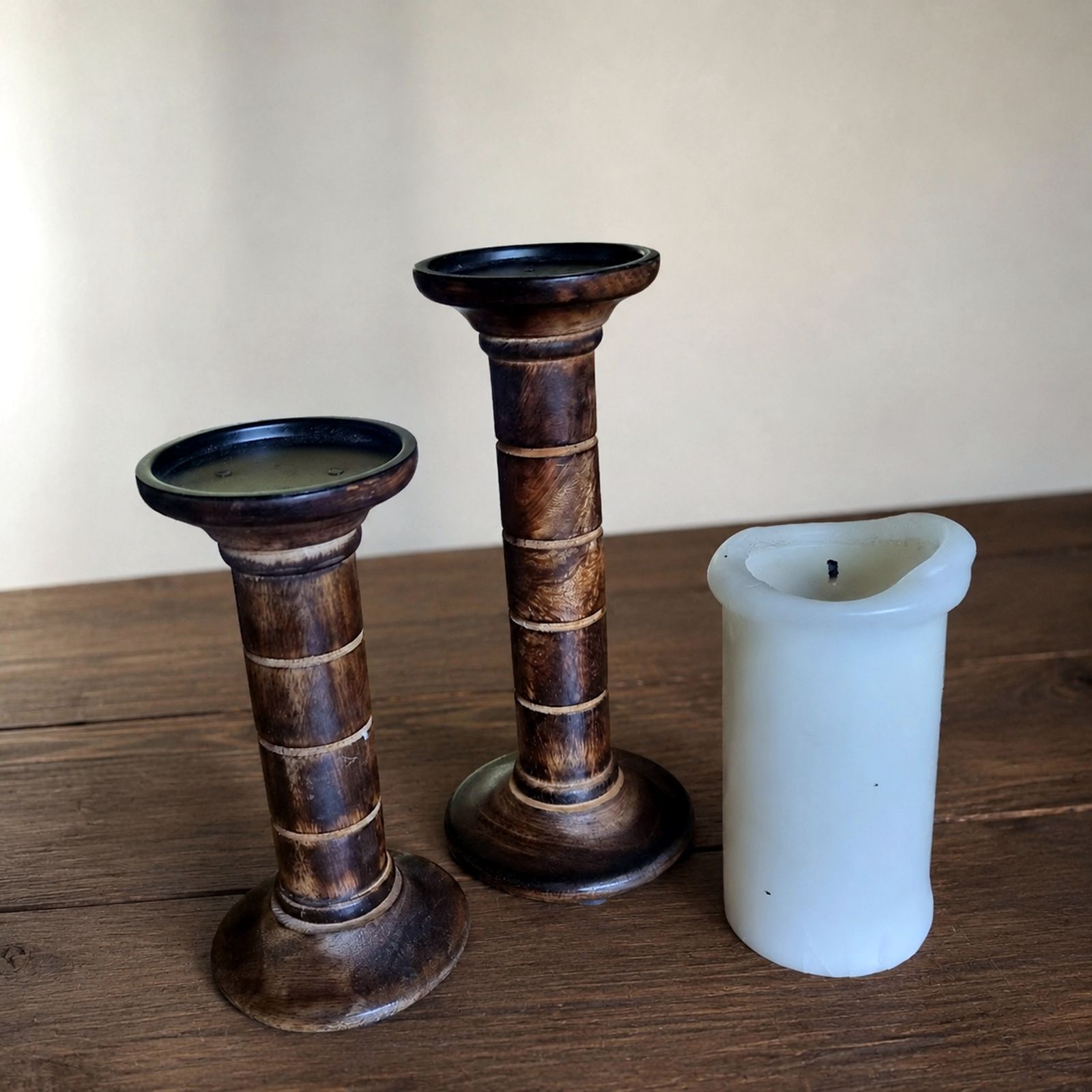 Paar Rustieke Gedraaide Houten Kaarsenhouders voor Stompkaarsen photo Woonaccessoires
