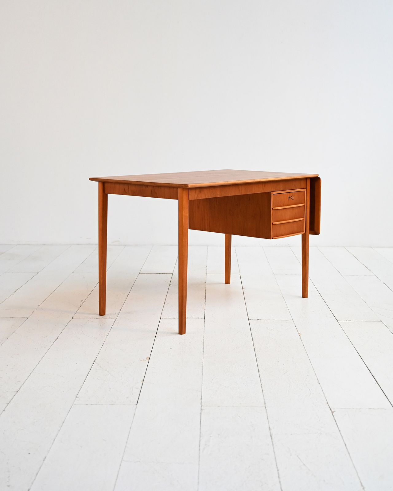 Teakhouten bureau uit de jaren 1960 met uitklapbaar blad photo 1740.0