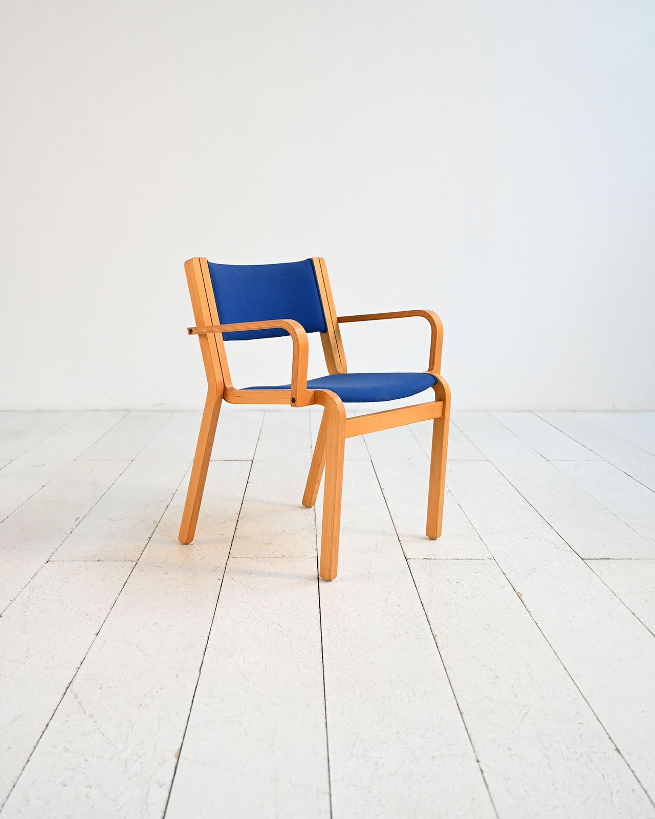 Set van acht stoelen van Magnus Olesen, eind 20e eeuw photo Meubels