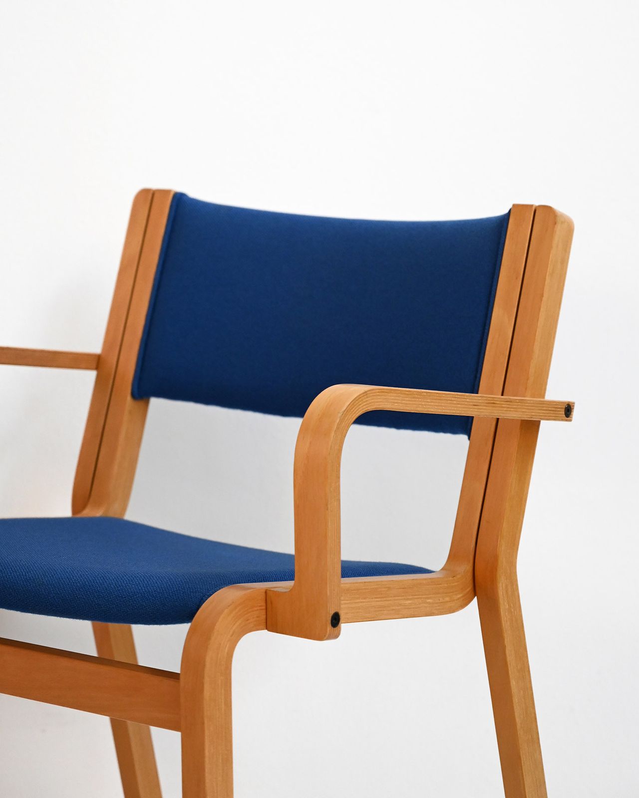 photo furniture Set van acht stoelen van Magnus Olesen, eind 20e eeuw