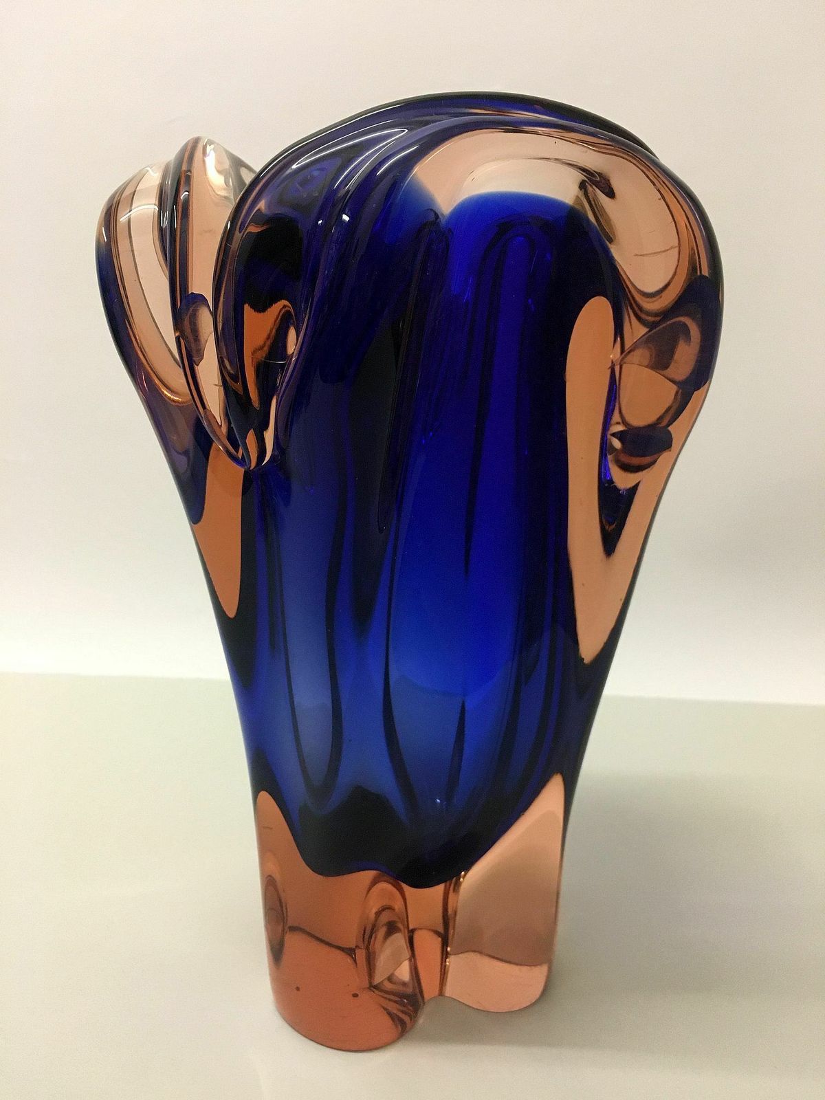 Blauw-paarse vaas / Josef Hospodka photo furniture