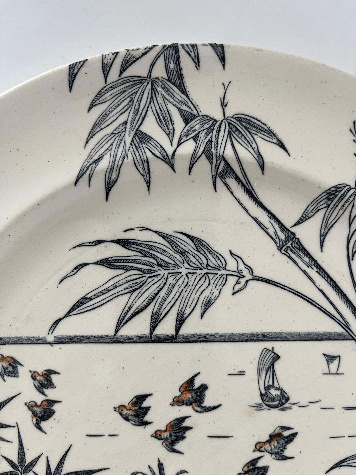 Groot bord van Gildea & Walker, Melbourne Pat'n Pottery, Aesthetic Movement, 1881 photo Woonaccessoires