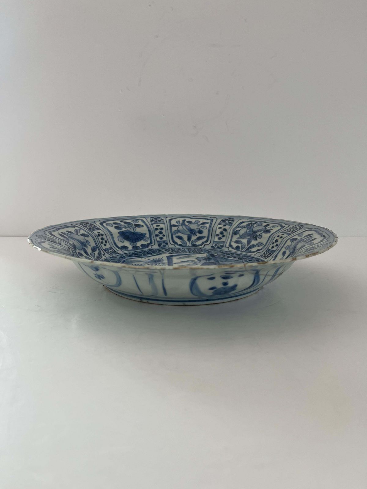 Chinees figuratief Kraak-porselein, schotel of bord, blauw en wit, Ming Wanli, ca. 1590 photo for sale