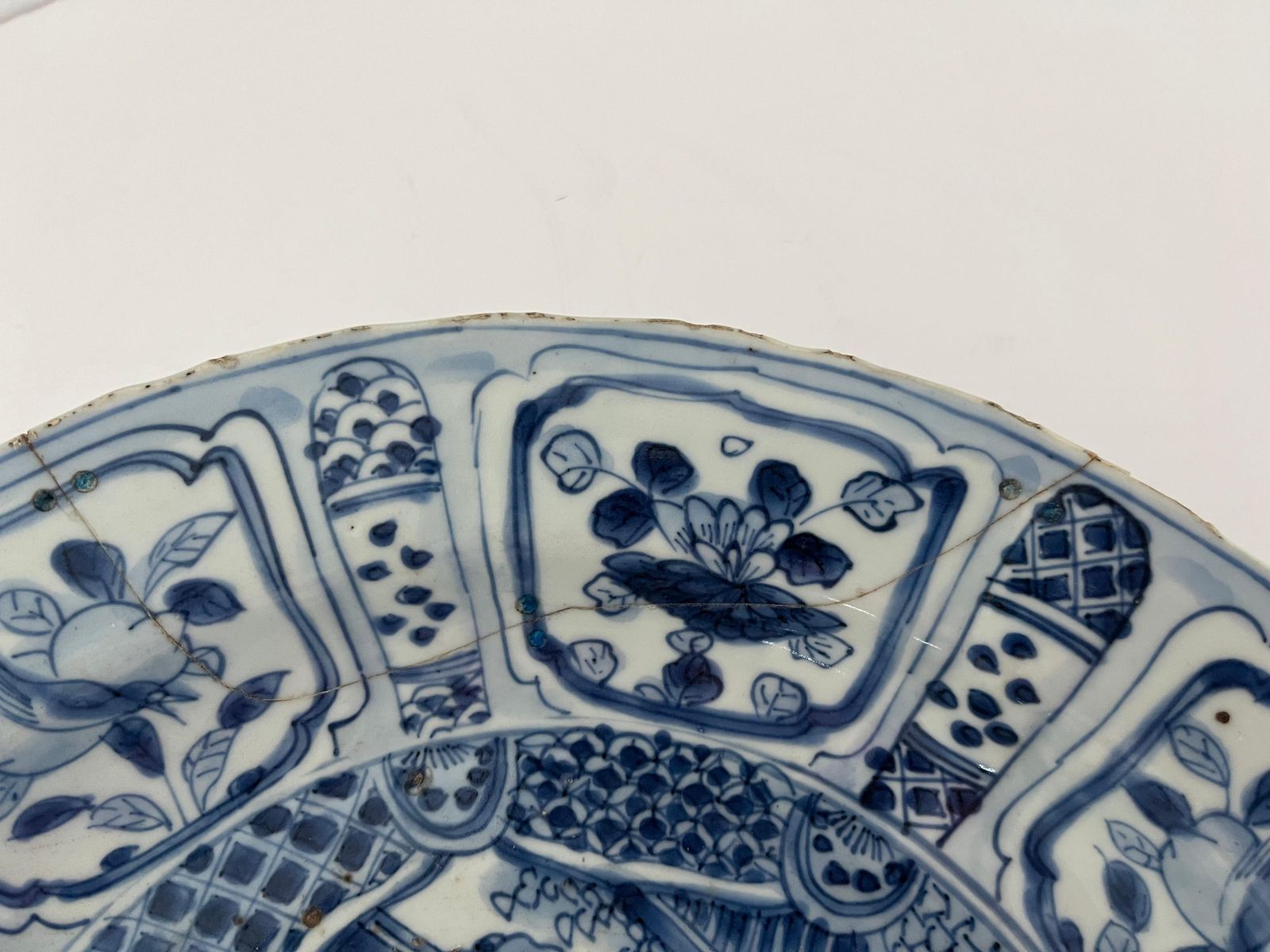 photo furniture Chinees figuratief Kraak-porselein, schotel of bord, blauw en wit, Ming Wanli, ca. 1590