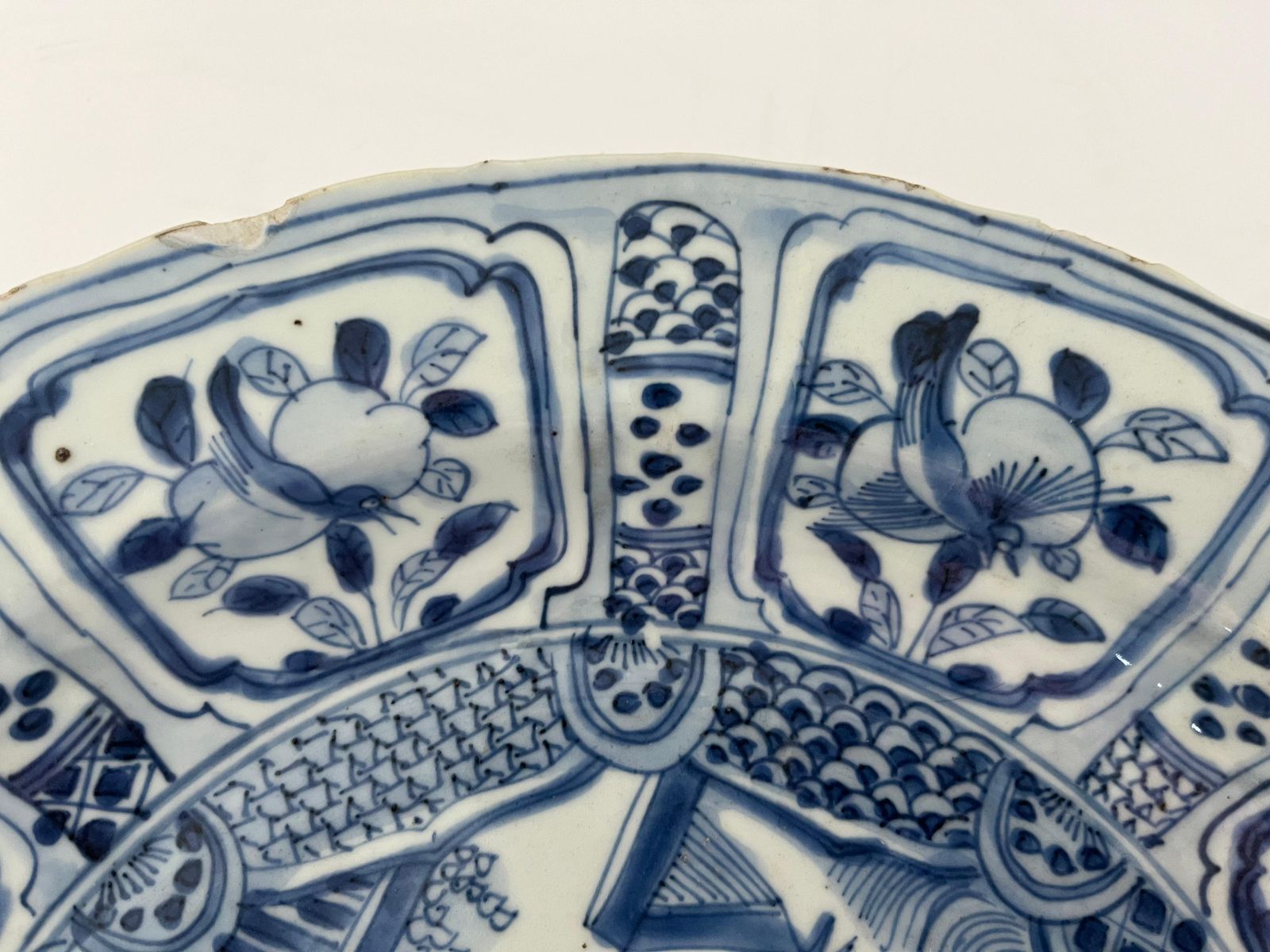 photo for sale Chinees figuratief Kraak-porselein, schotel of bord, blauw en wit, Ming Wanli, ca. 1590