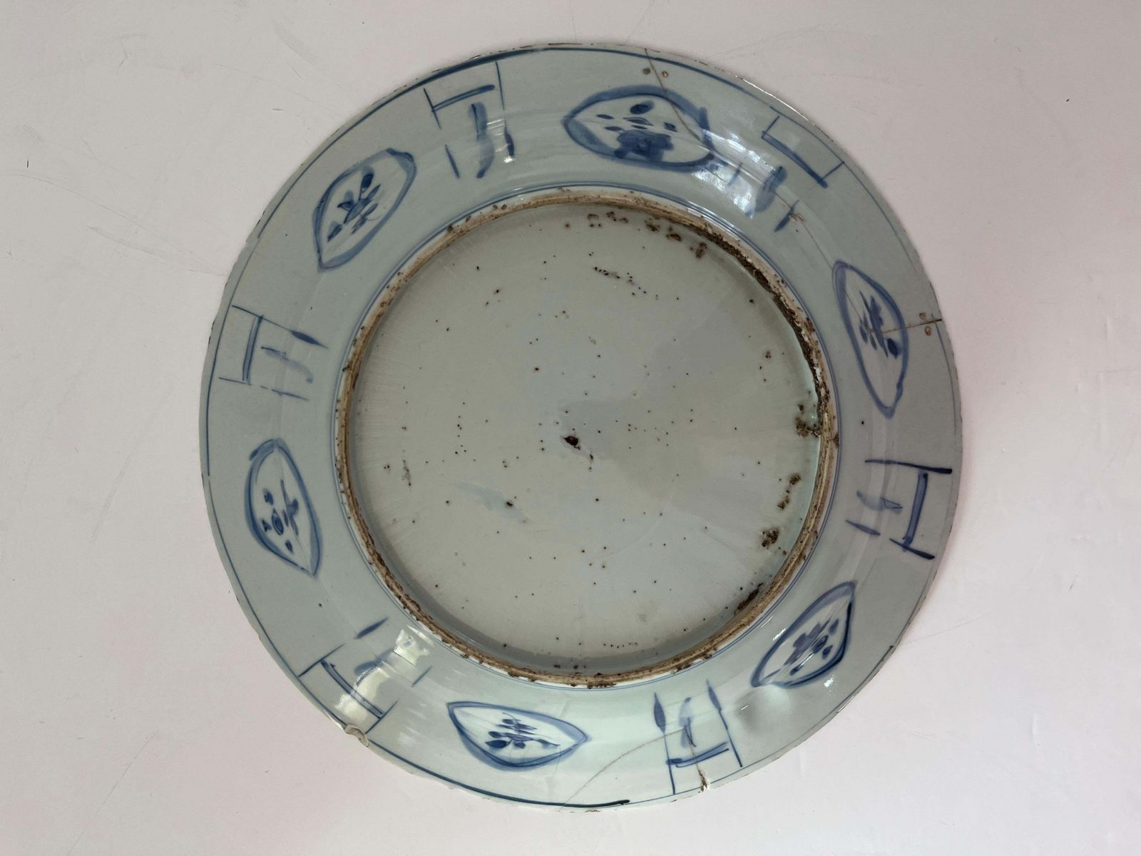 photo vinterior Chinees figuratief Kraak-porselein, schotel of bord, blauw en wit, Ming Wanli, ca. 1590