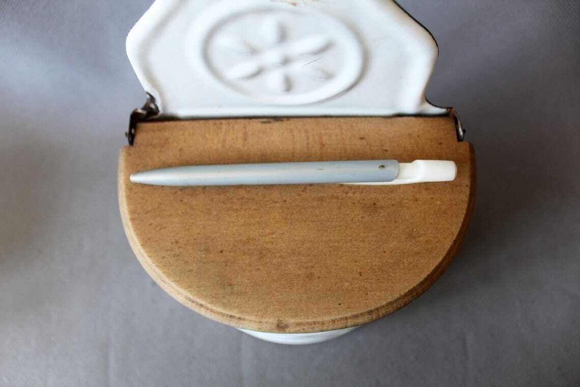 Grande boîte à sel d'époque en émail français, salière, couvercle en bois, fixation murale et pose sur table, cuisine de campagne française photo vintage