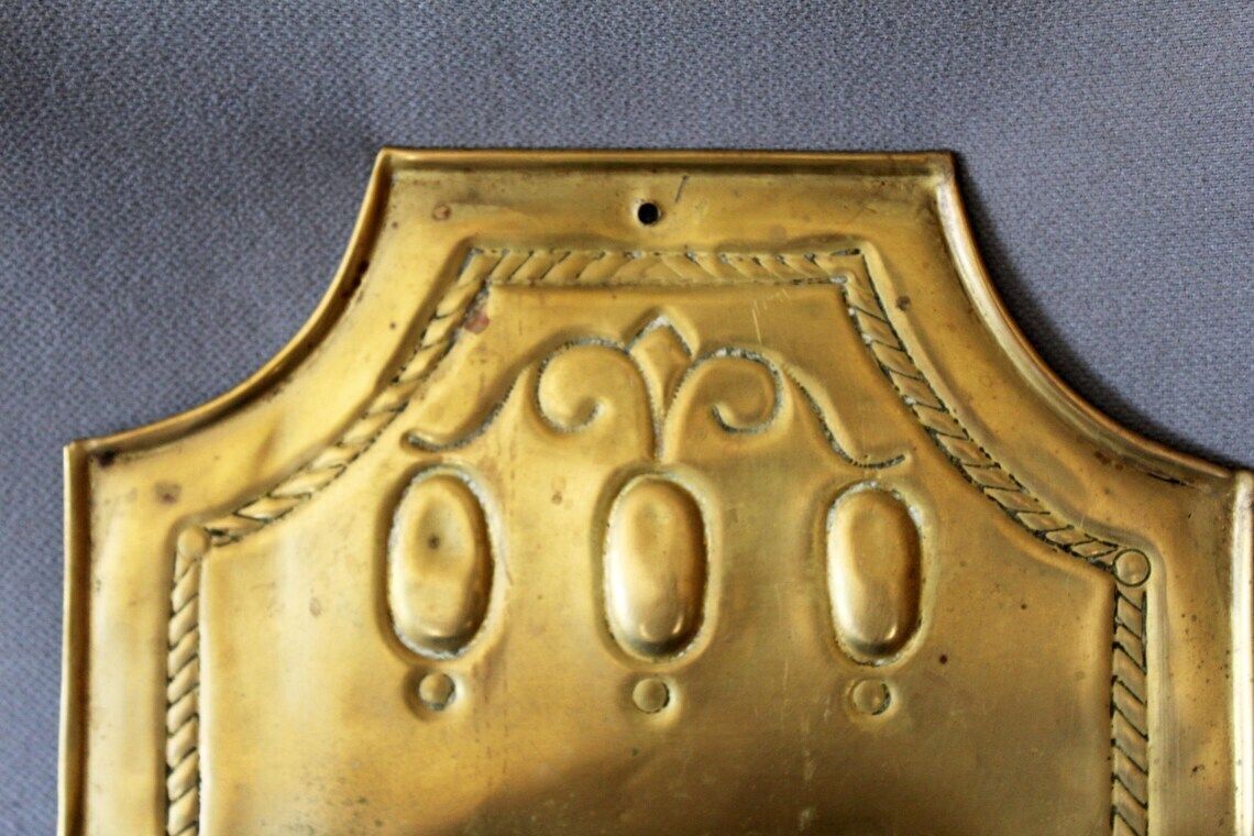 Grote antieke messing kaarsenbox, wandhanger van gedreven messingen plaat, twee vakken, gesigneerd Delvaux, landelijke decoratie photo Woonaccessoires