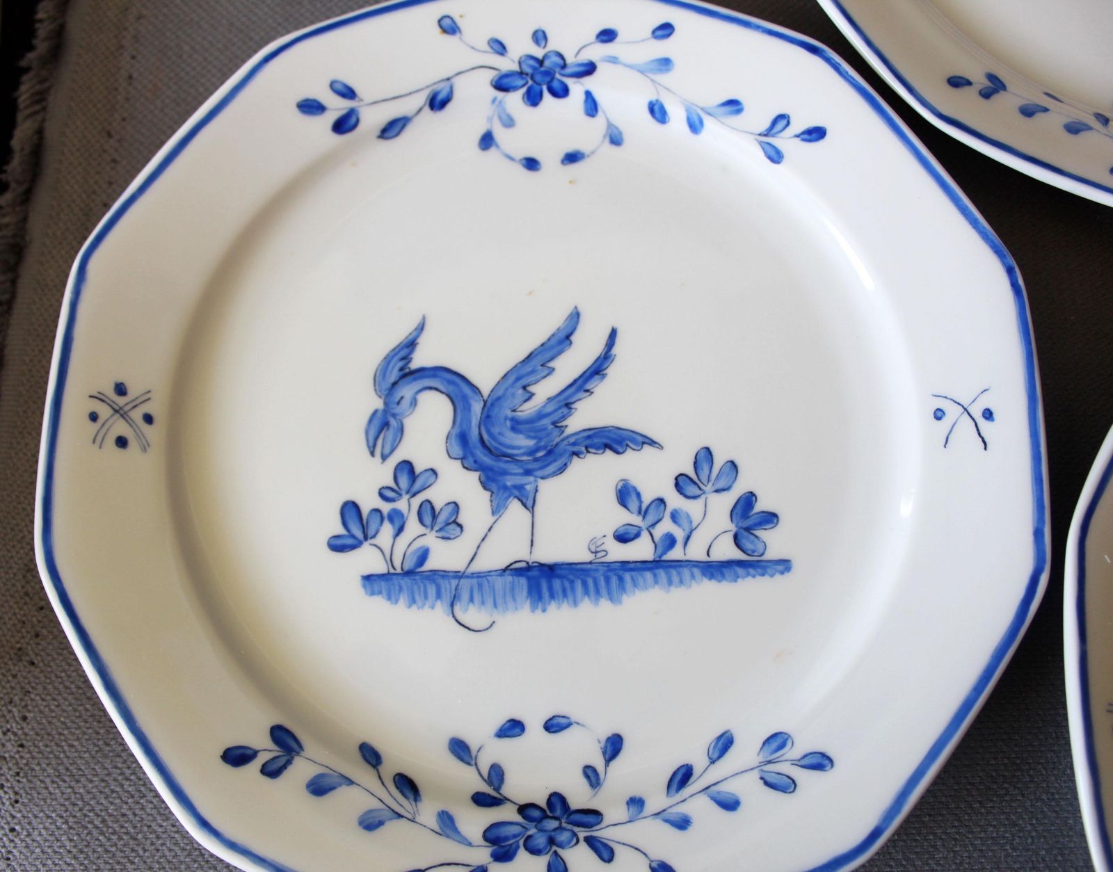 Set van 6 handgeschilderde porseleinen gebaksbordjes, Frans Moustiers blauw-wit vogeldesign op Duits Winterling Bavaria Marktleuthen-porselein photo vintage