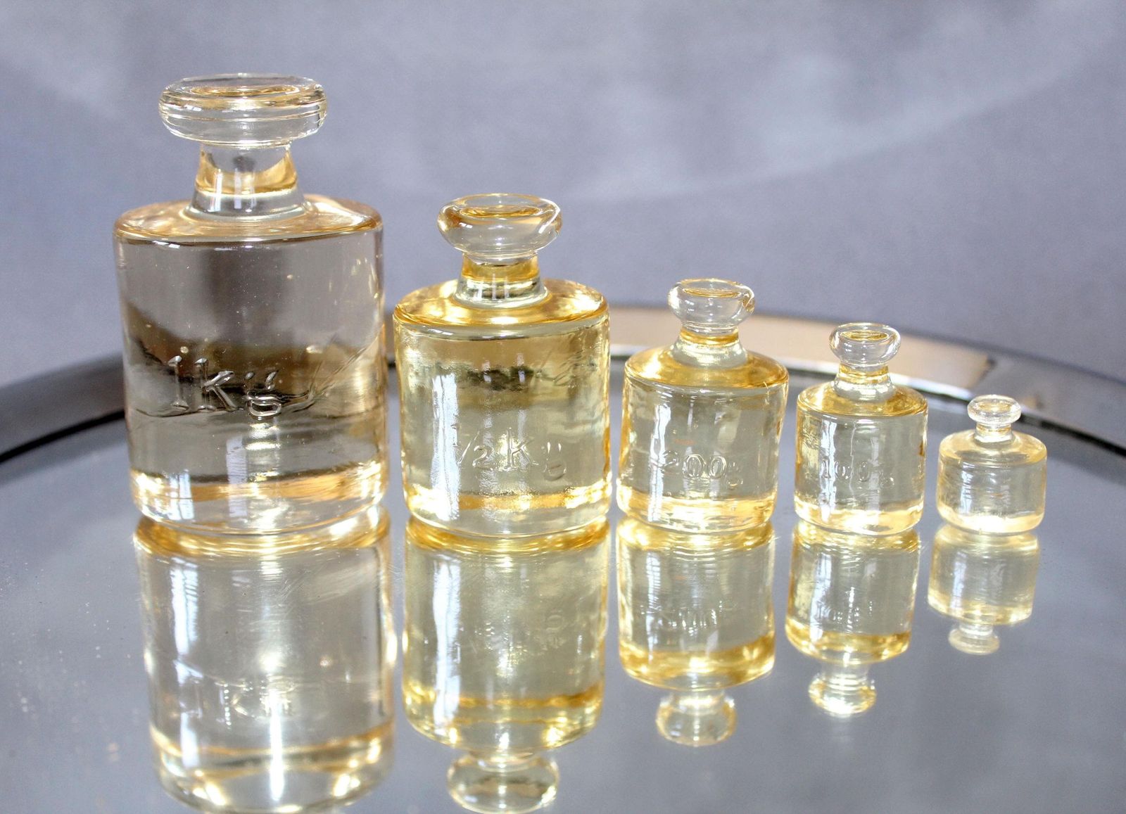 Lot de 5 poids de balance de pharmacie d'époque en verre, de 1 kg à 50 g, France photo furniture