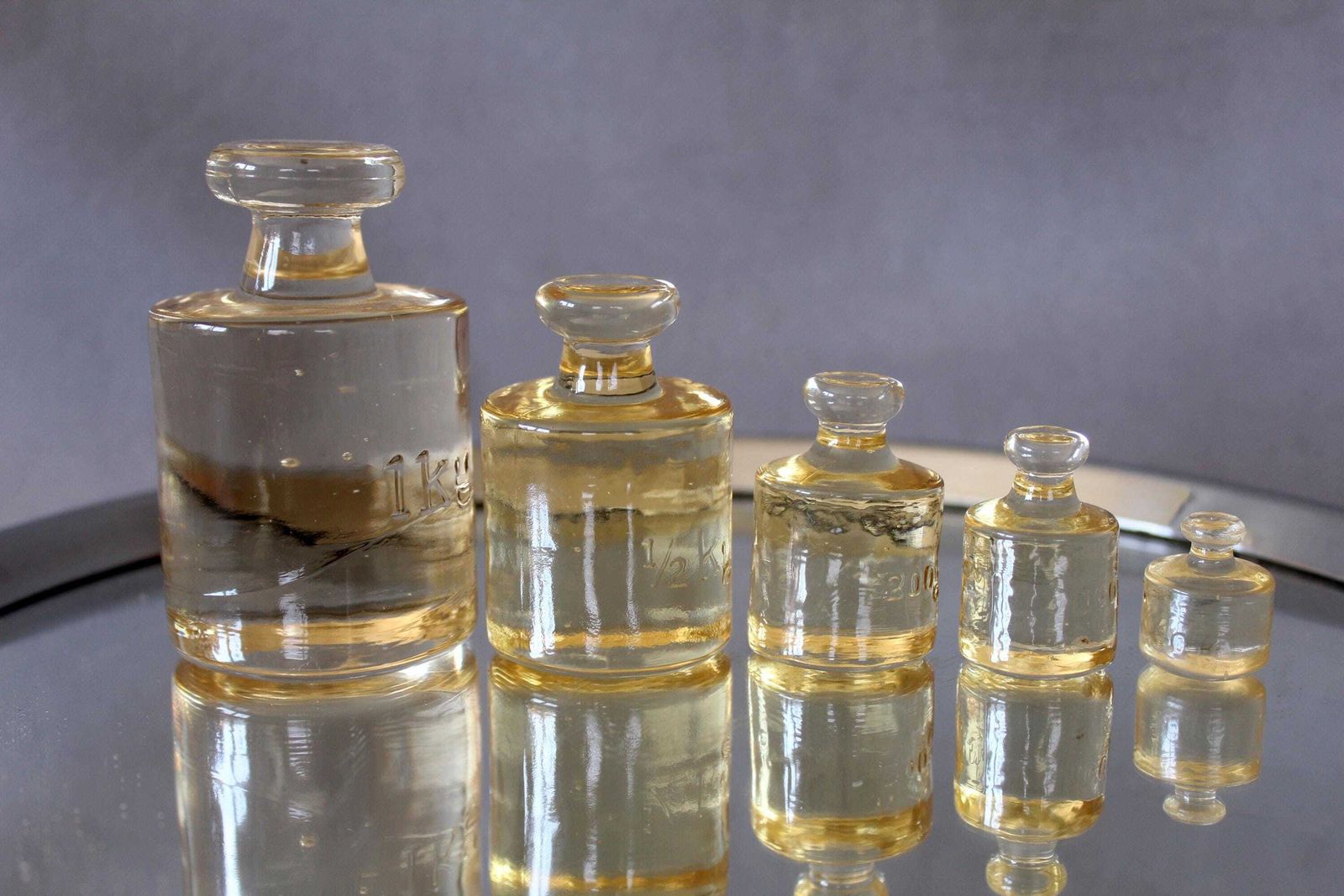 photo for sale Antieke Franse apothekergewichten van glas, set van 5 stuks van 1 kg tot 50 g, apotheekgewichten, Frankrijk, meten