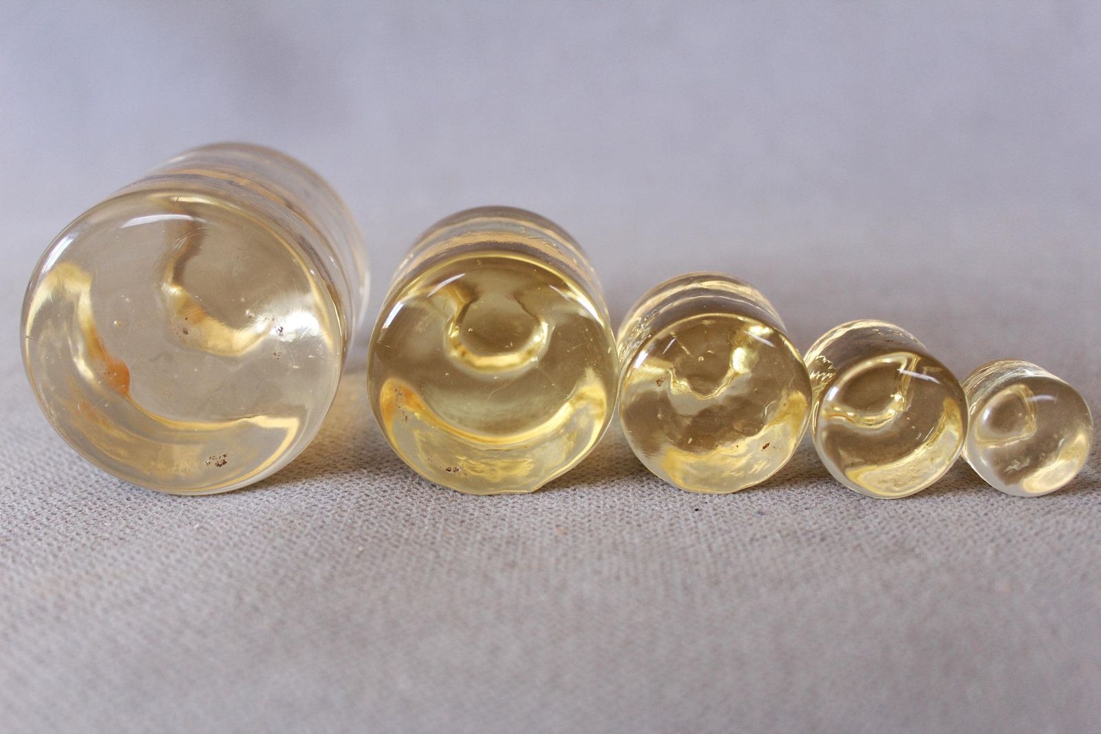 Woonaccessoires Antieke Franse apothekergewichten van glas, set van 5 stuks van 1 kg tot 50 g, apotheekgewichten, Frankrijk, meten photo