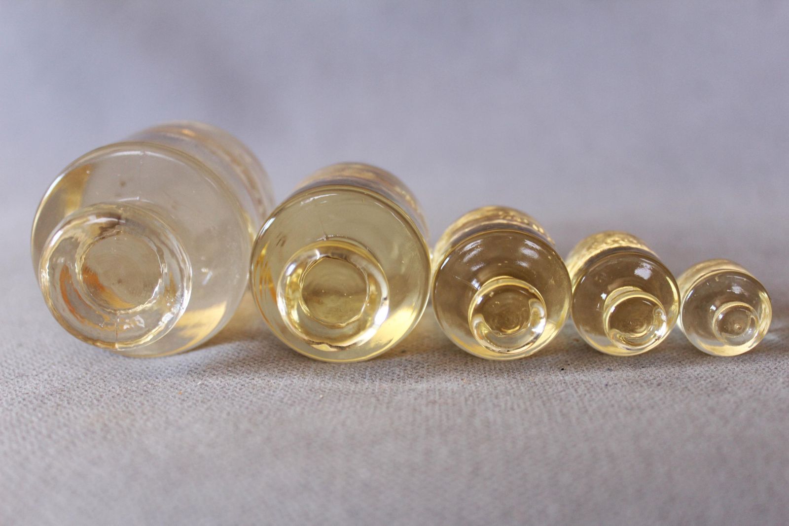 59.0 Lot de 5 poids de balance de pharmacie d'époque en verre, de 1 kg à 50 g, France photo