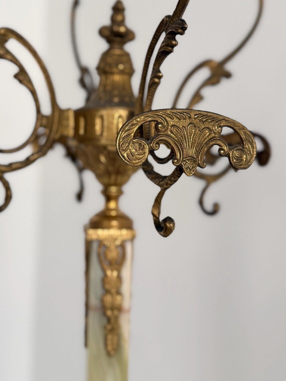 Vintage Italiaanse kapstok van onyx marmer en messing – decoratief halmeubel photo Meubels