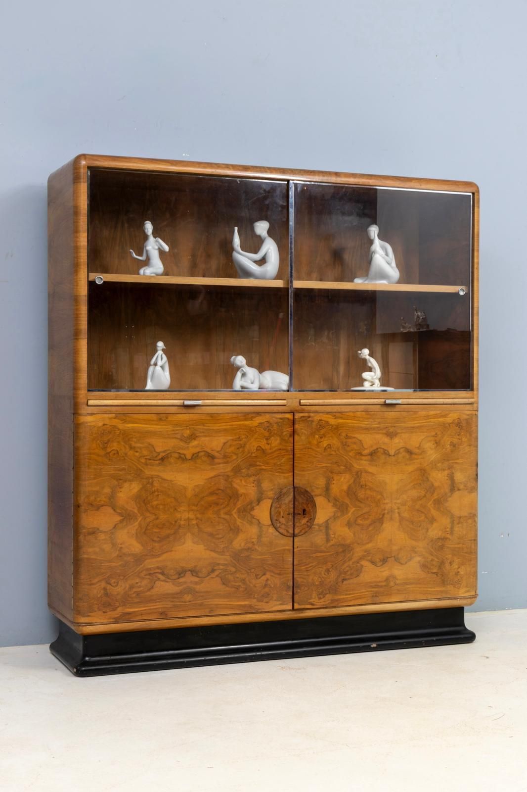 Art Deco vitrineboekenkast toegeschreven aan Jindřich Halabala, walnotenfineer, jaren 1930, Tsjecho-Slowakije photo furniture
